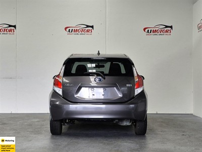 2015 Toyota Aqua - Thumbnail