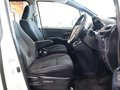 2014 Toyota Voxy - Thumbnail