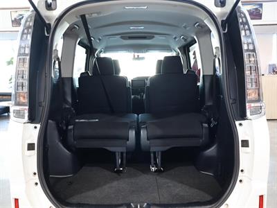 2014 Toyota Voxy - Thumbnail
