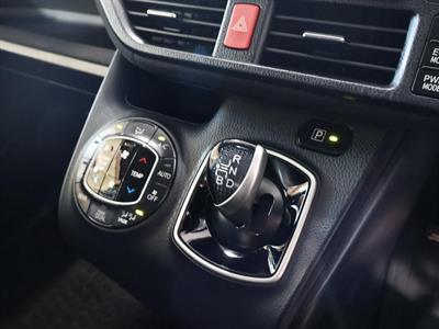 2014 Toyota Voxy - Thumbnail