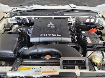 2011 Mitsubishi Pajero - Thumbnail