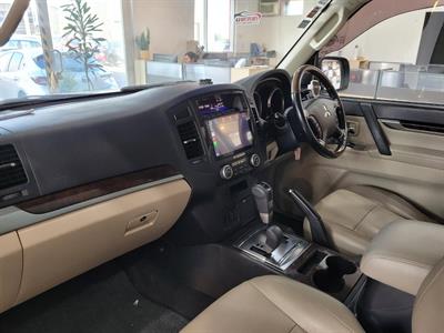 2011 Mitsubishi Pajero - Thumbnail