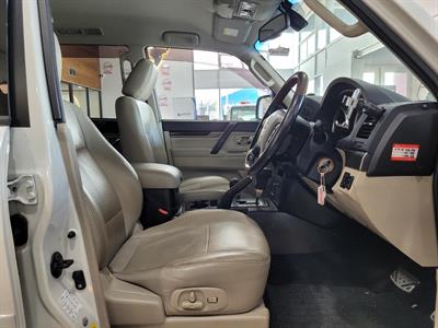 2011 Mitsubishi Pajero - Thumbnail