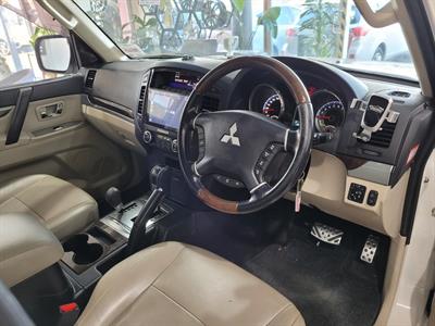 2011 Mitsubishi Pajero - Thumbnail