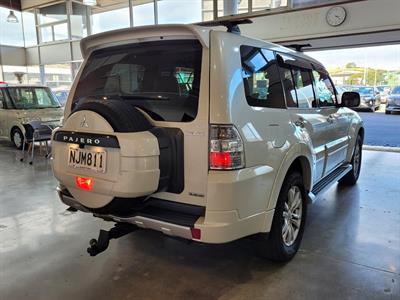 2011 Mitsubishi Pajero - Thumbnail