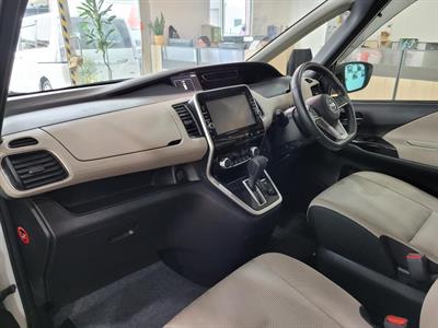 2018 Nissan Serena - Thumbnail