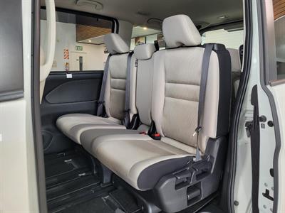 2018 Nissan Serena - Thumbnail