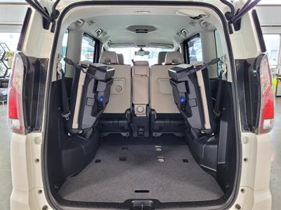 2018 Nissan Serena - Thumbnail