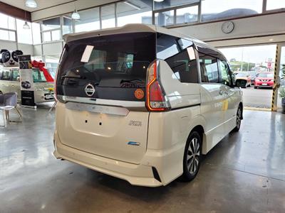2018 Nissan Serena - Thumbnail