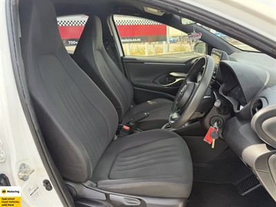 2020 Toyota Yaris - Thumbnail