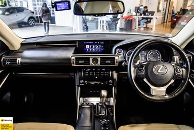 2014 Lexus IS 300h - Thumbnail