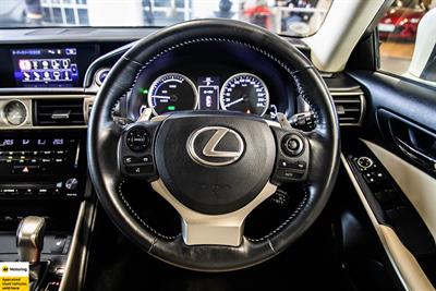 2014 Lexus IS 300h - Thumbnail