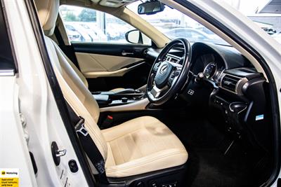 2014 Lexus IS 300h - Thumbnail