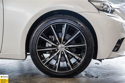 2014 Lexus IS 300h - Thumbnail
