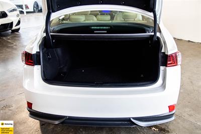 2014 Lexus IS 300h - Thumbnail