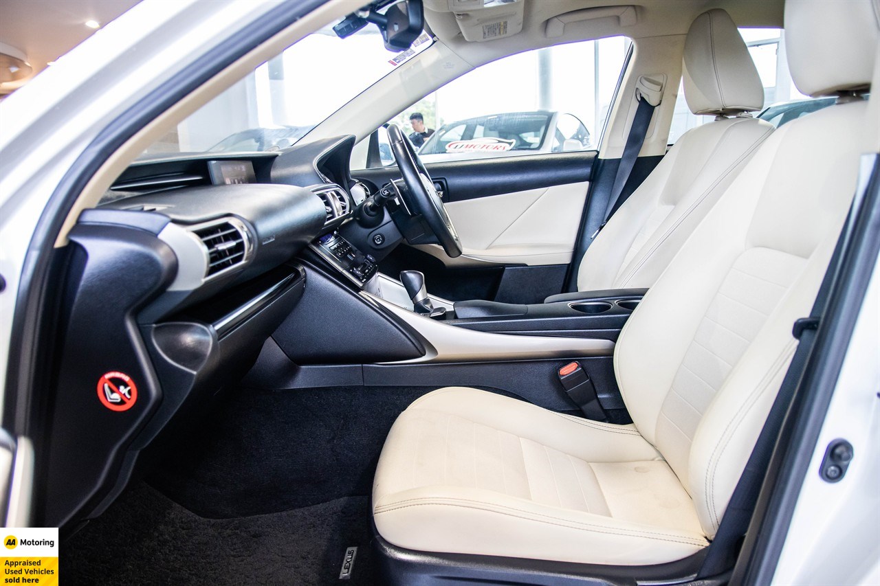 2014 Lexus IS 300h