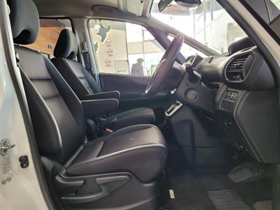 2016 Nissan Serena - Thumbnail