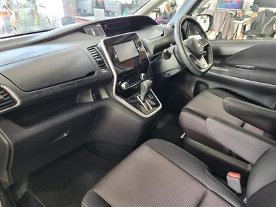 2016 Nissan Serena - Thumbnail