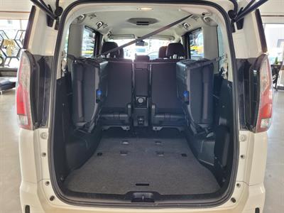 2016 Nissan Serena - Thumbnail