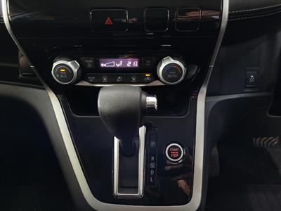 2016 Nissan Serena - Thumbnail
