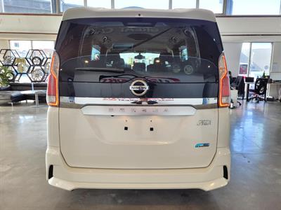 2016 Nissan Serena - Thumbnail