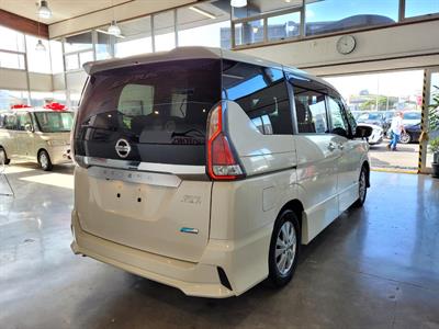 2016 Nissan Serena - Thumbnail