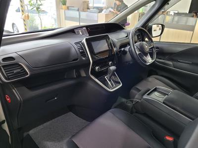 2016 Nissan Serena - Thumbnail