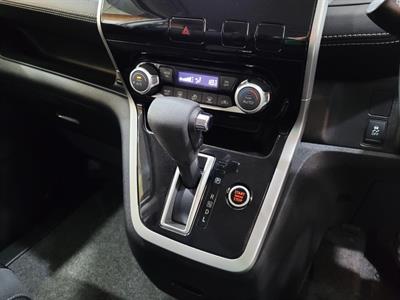 2016 Nissan Serena - Thumbnail