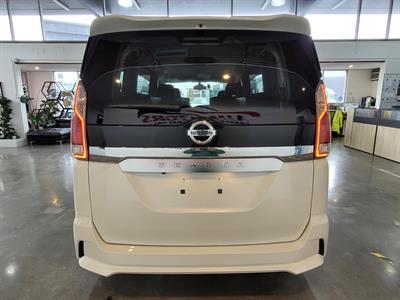 2016 Nissan Serena - Thumbnail