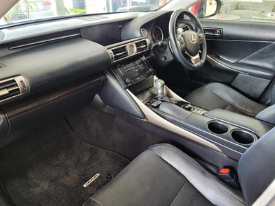2013 Lexus IS 300h - Thumbnail