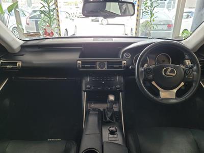 2013 Lexus IS 300h - Thumbnail