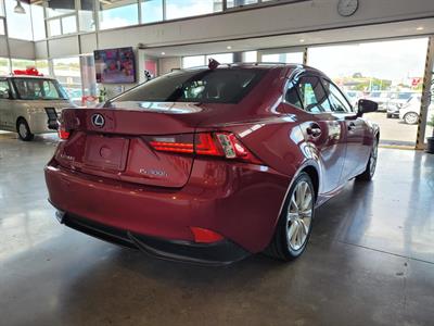 2013 Lexus IS 300h - Thumbnail