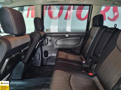2015 Nissan Serena - Thumbnail