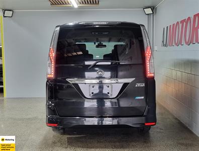 2015 Nissan Serena - Thumbnail