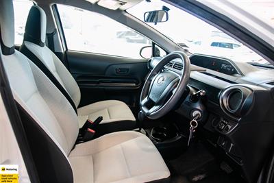 2015 Toyota Aqua - Thumbnail