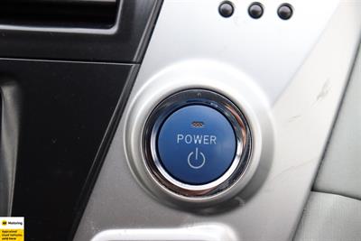 2012 Toyota Prius Alpha - Thumbnail