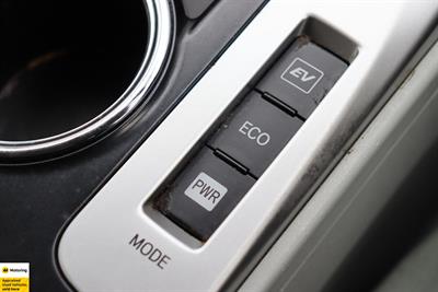 2012 Toyota Prius Alpha - Thumbnail