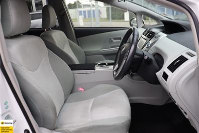 2012 Toyota Prius Alpha - Thumbnail