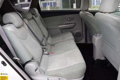 2012 Toyota Prius Alpha - Thumbnail