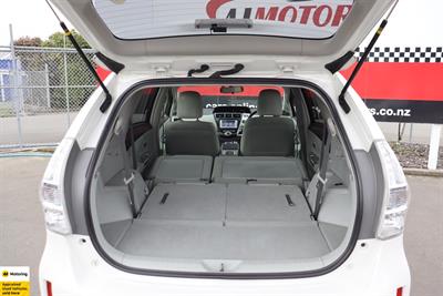 2012 Toyota Prius Alpha - Thumbnail