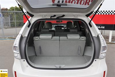 2012 Toyota Prius Alpha - Thumbnail