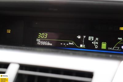 2012 Toyota Prius Alpha - Thumbnail