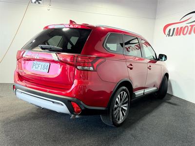 2022 Mitsubishi Outlander - Thumbnail