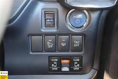 2015 Toyota Noah - Thumbnail