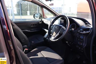 2015 Toyota Noah - Thumbnail
