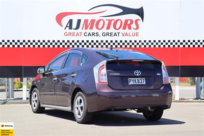 2014 Toyota Prius - Thumbnail