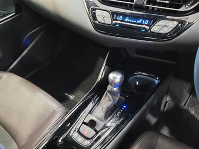 2017 Toyota C-HR - Thumbnail