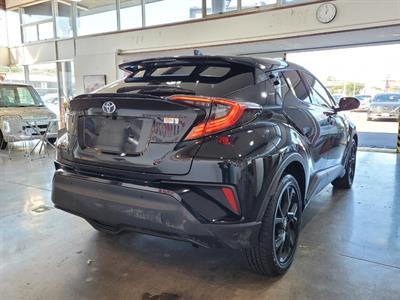 2017 Toyota C-HR - Thumbnail