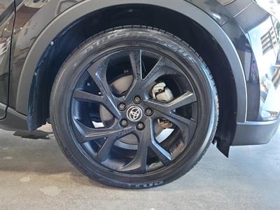 2017 Toyota C-HR - Thumbnail