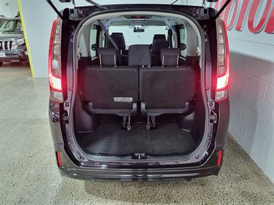 2015 Toyota Noah - Thumbnail